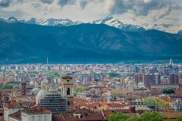 Вид на Турин со смотровой площадки Моле Антонеллиана (Mole Antonelliana) 