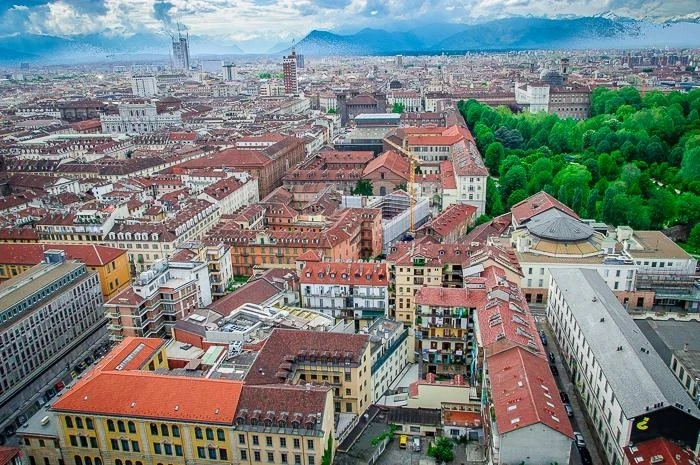 Вид на Турин со смотровой площадки Моле Антонеллиана (Mole Antonelliana) 