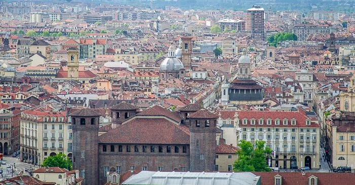 Вид на Турин со смотровой площадки Моле Антонеллиана (Mole Antonelliana) 