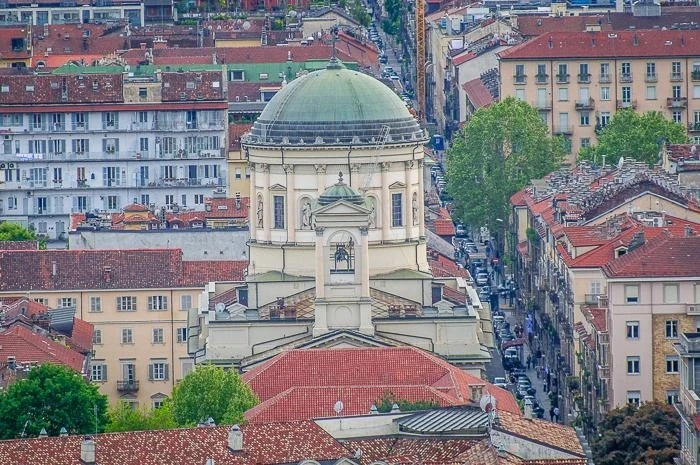 Вид на Турин со смотровой площадки Моле Антонеллиана (Mole Antonelliana) 