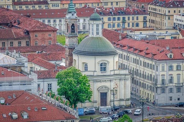 Вид на Турин со смотровой площадки Моле Антонеллиана (Mole Antonelliana) 