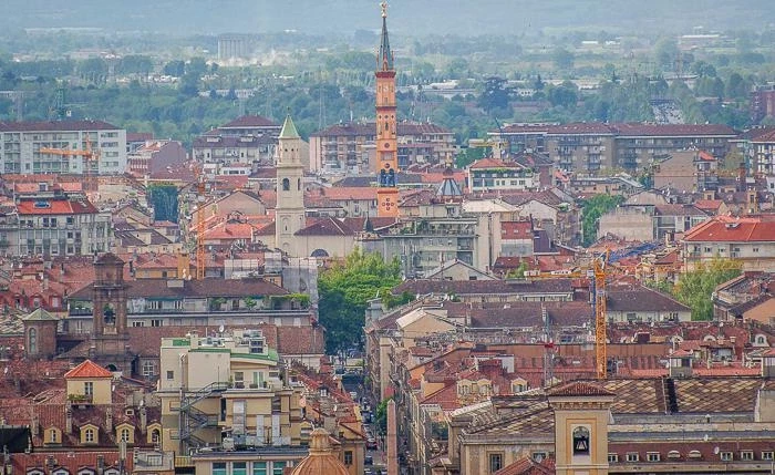 Вид на Турин со смотровой площадки Моле Антонеллиана (Mole Antonelliana) 