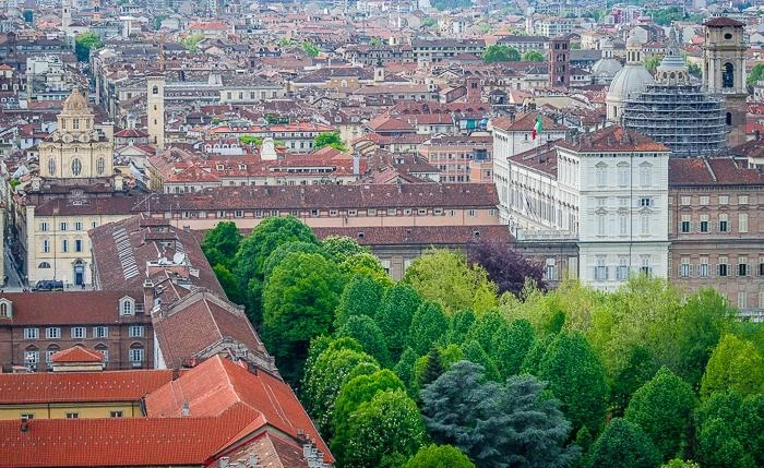 Вид на Турин со смотровой площадки Моле Антонеллиана (Mole Antonelliana) 