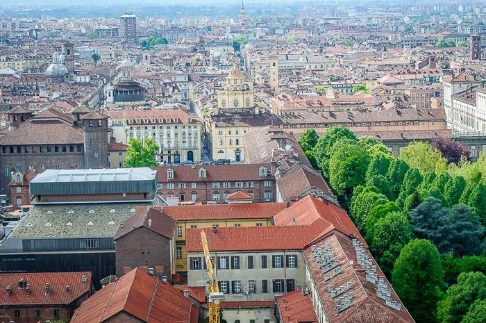 Вид на Турин со смотровой площадки Моле Антонеллиана (Mole Antonelliana) 