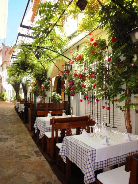 Тот самый уютный столик в Restaurant Can Pini, где нас заставляли заказывать горячее