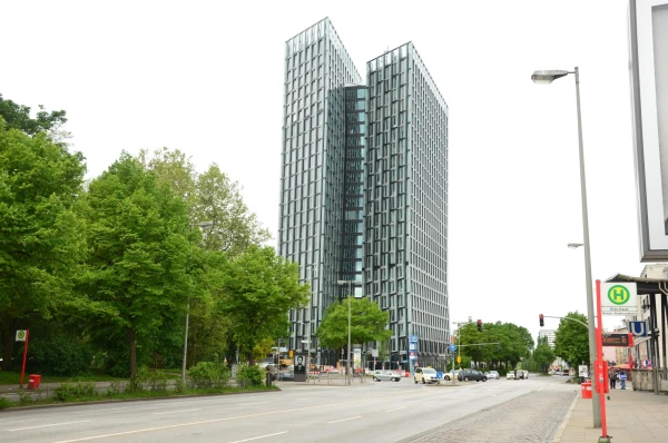 А вот после этого неровного здания начинается знаменитая улица Reeperbahn