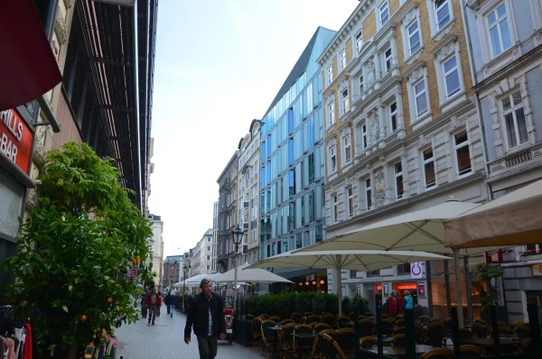 улица Colonnaden  вечером