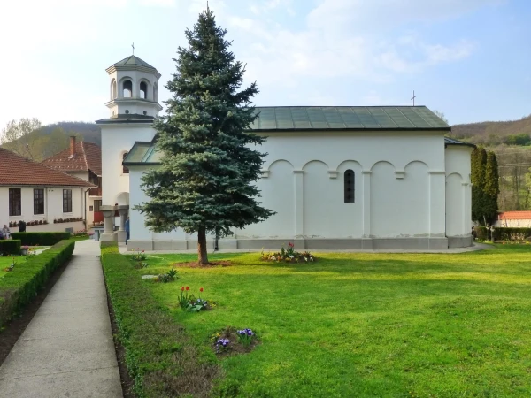 На территории монастыря