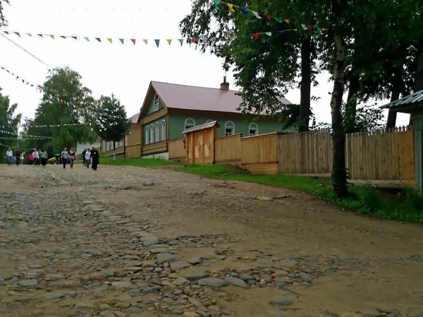 На древней брусчатке хорошо видна разделительная полоса)