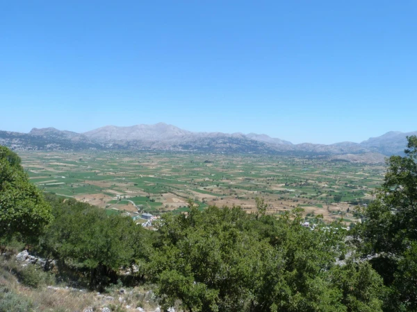 Панорама Лассити с горы, на которой находится пещера Зевса