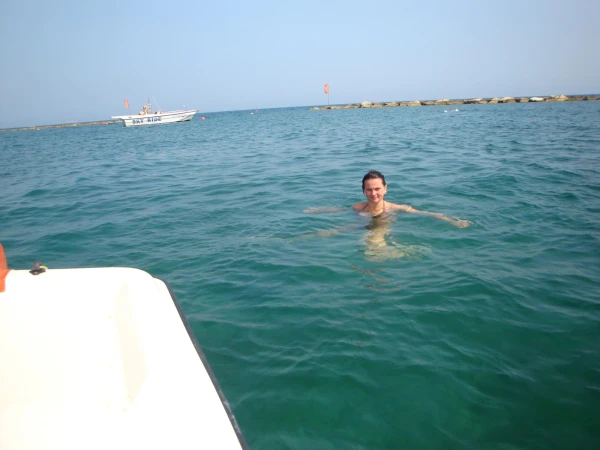 В море