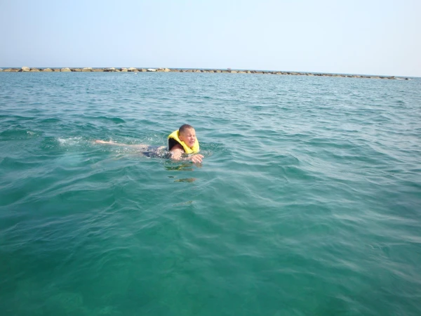 В море