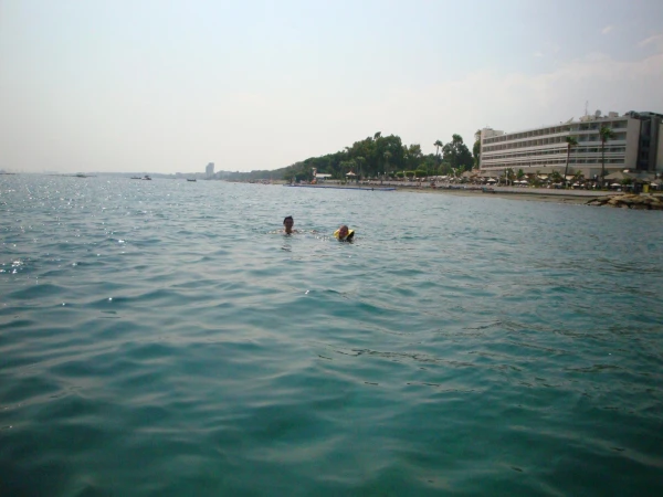 В море