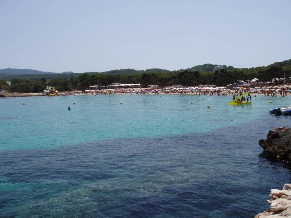 пляж Cala Bassa находится в 10 минутах езды от Сан Антонио, но гораздо интереснее приплыть сюда на пароме – 15 минут вдоль живописных берегов San Antonio Bay