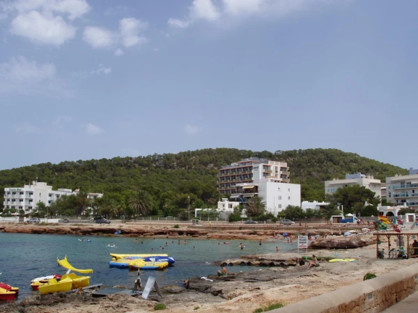 Пляж Caló des MoroПляж Caló des Moro находится в километре от города Sant Antoni de Portmany