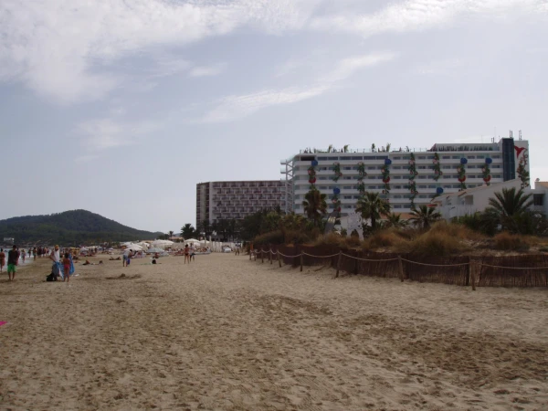 Плайя-ден-Босса (Platja d’en Bossa) пляж