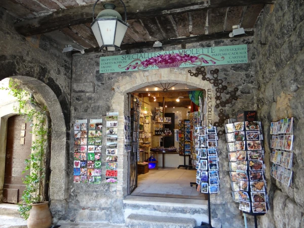 Магазинчик в городке, в котором продаются изделия с фиалковой эссенцией и маслом