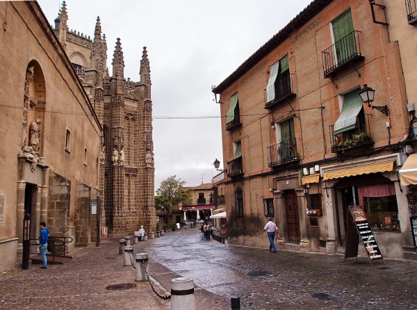 у монастыря San Juan de los Reyes