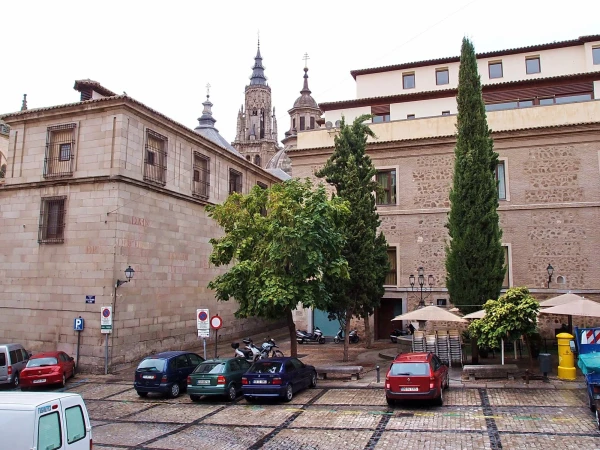 совсем не главная Plaza Mayor  и шпили собора