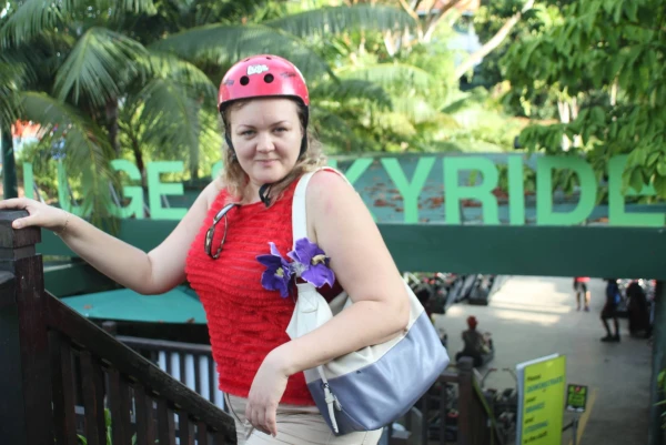 Готова к спуску на санях (Skyride) 