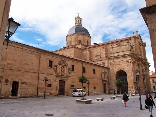 Convento de la Purisima - cинее небо очень к лицу зданиям Саламанки