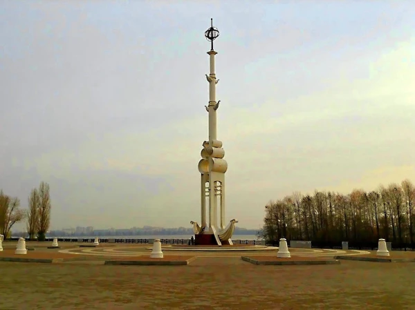 Адмиралтейская площадь единственного сухопутного города, имеющего прямое отношение к зарождению русского морского флота