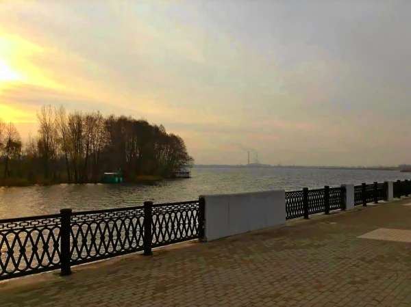 Набережная. Вид на Воронежское водохранилище и кусочек суши, где когда-то находились верфи Петра 1 - здесь строили военный флот перед походом на Азов