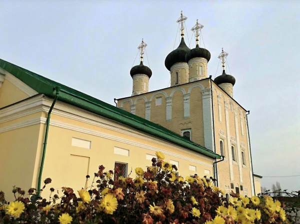 В церкви на стене недалеко от алтаря перечислены имена погибшей команды подлодки "Курск"