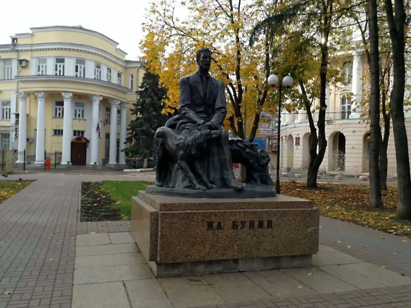 Памятник И. Бунину на фоне Арбитражного суда