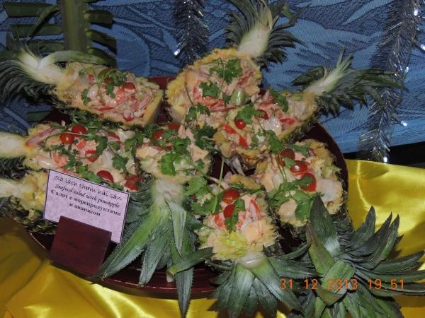 Салат из морепродуктов в ананасе
