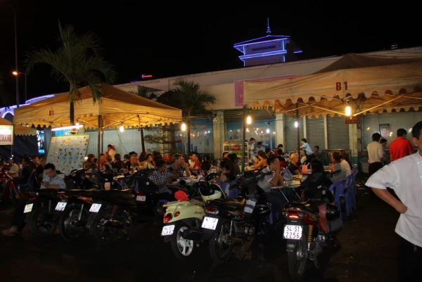 Ресторан возле рынка Бен Тхань