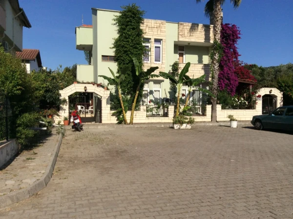 У Villa Gulum