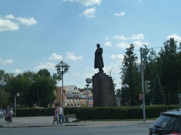 Классика жанра - площадь Ленина - есть практически в каждом городе!