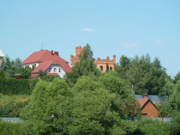 Вот такие замки строят на берегах Пахры!