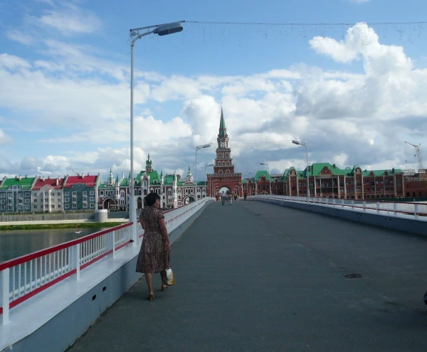 пешеходный мост через М.Кокшагу и Спасская башня:)
