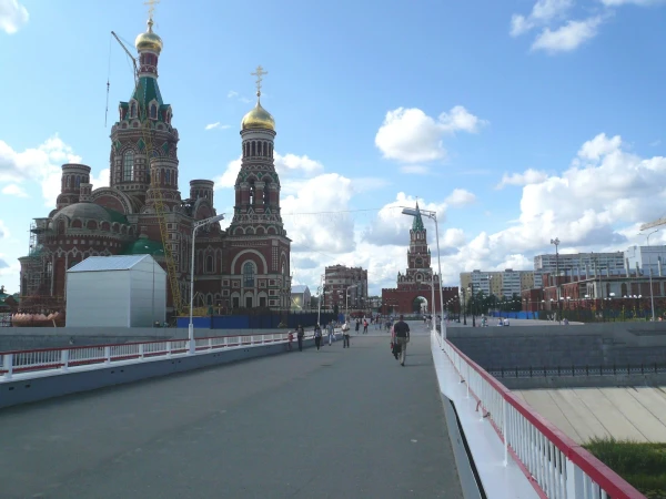 пешеходный мост через М.Кокшагу и вид в противоположную сторону - на благовещенский Собор