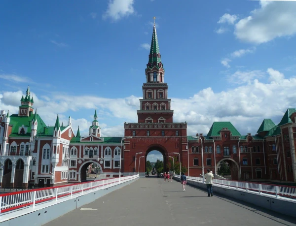 пешеходный мост через М.Кокшага и вид на Спасскую башню