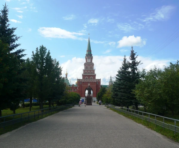 вид на Спасскую башню с Бульвара Чавайна