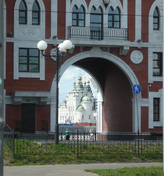 вид на Церковь Пресвятой Богородицы через Спасскую башню