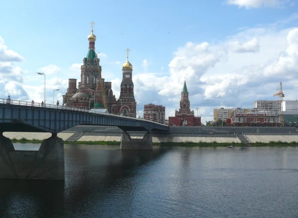 вид на пешеходный мост с набережной Брюгге