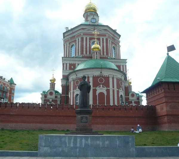 Собор Воскресения Христова и памятник Царю Федору Иоанновичу
