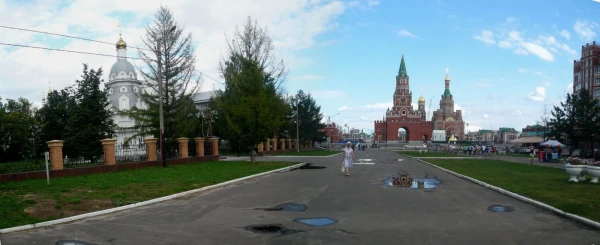 Бульвар Чавайна и вид на Благовещенскую башню