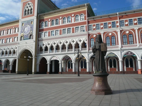 Национальная Художественная Галерея и Памятник Епископу Марийскому