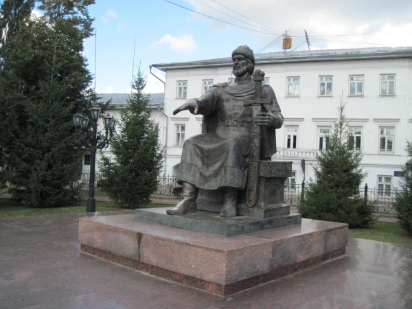 памятник Юрию Долгорукому