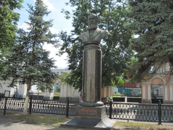 памятник А.Н.Островскому около театра
