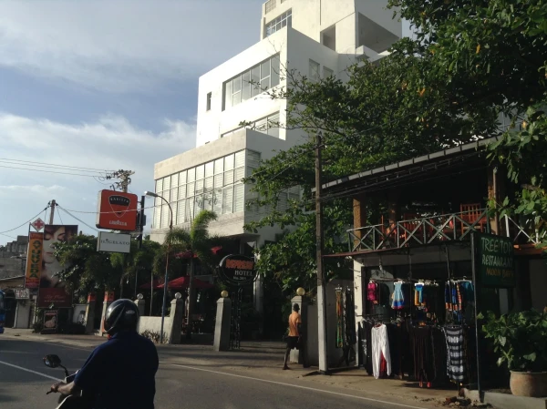 Отель Refresh Hotel 3* в Хиккадуве