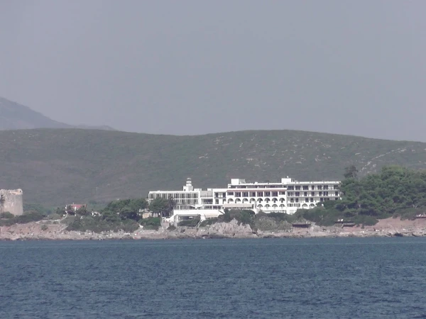 Отель со стороны моря
