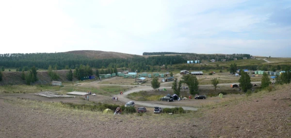 вид на лагерь с горы Покаяния
