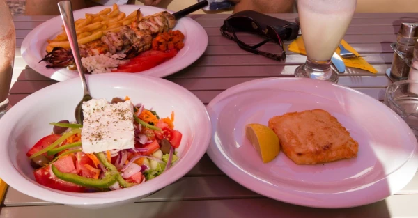 обед в кафе Посейдон на пляже отеля Akrotiri beach