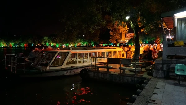 Прогулочные кораблики